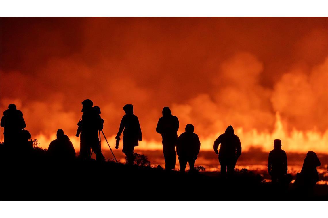 Touristen und Besucher versuchen einen Blick auf die Eruption dem Vulkansystem zu werfen.