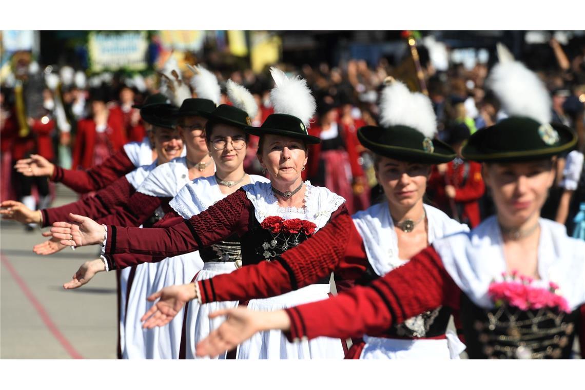 Trachtlerinnen ziehen auf die Theresienwiese.