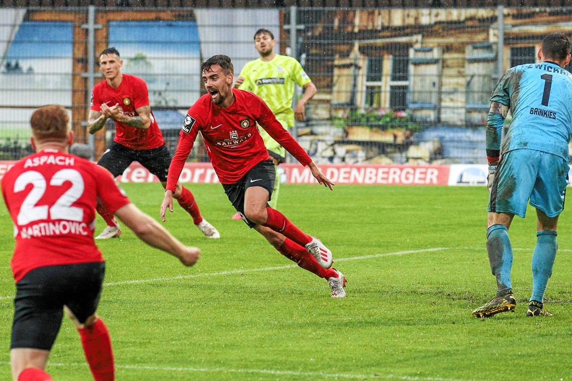 Traf zum entscheidenden 1:0: Marco Hingerl (rechts). Aspach bejubelte im Kellerduell gegen Zwickau einen verdienten 1:0-Erfolg. Foto: A. Becher