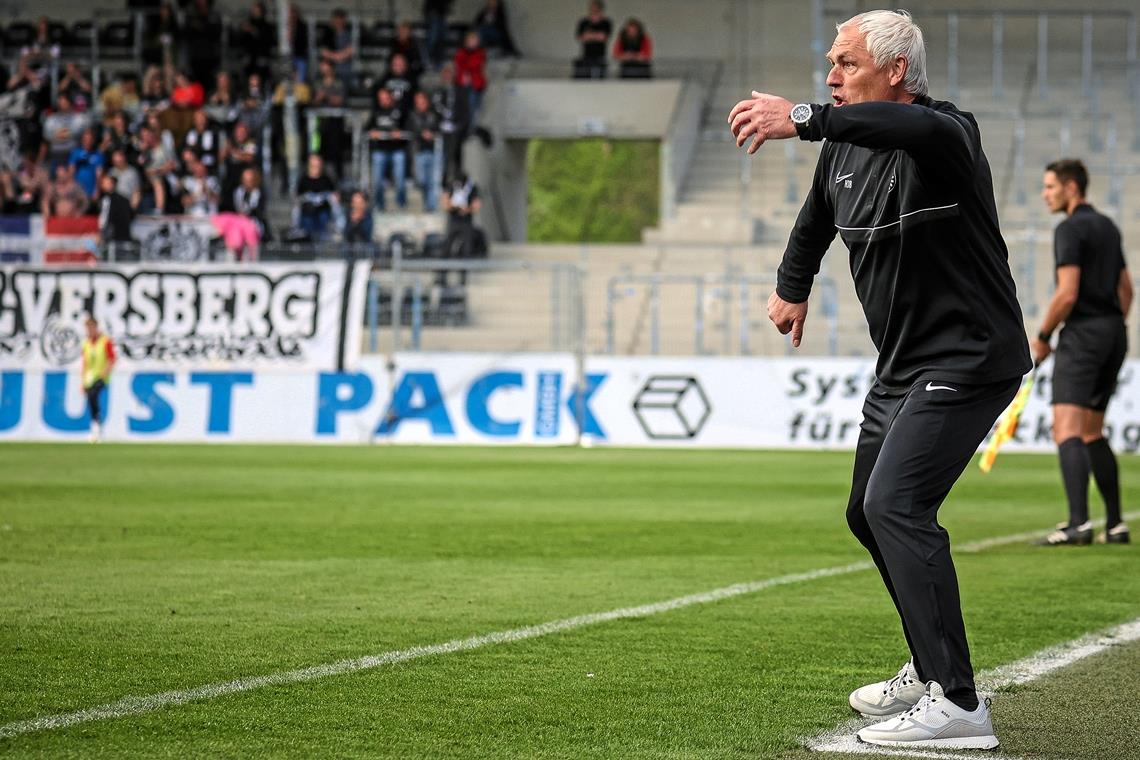 Trainer Hans-Jürgen Boysen muss mit Großaspach gegen den Tabellenzweiten Ulm gewinnen, um die Restchance im Kampf gegen den Abstieg beim Schopf zu packen. Gelingt der SG im letzten Heimspiel der Saison kein Sieg, gehts runter in die Oberliga. Foto: Alexander Becher