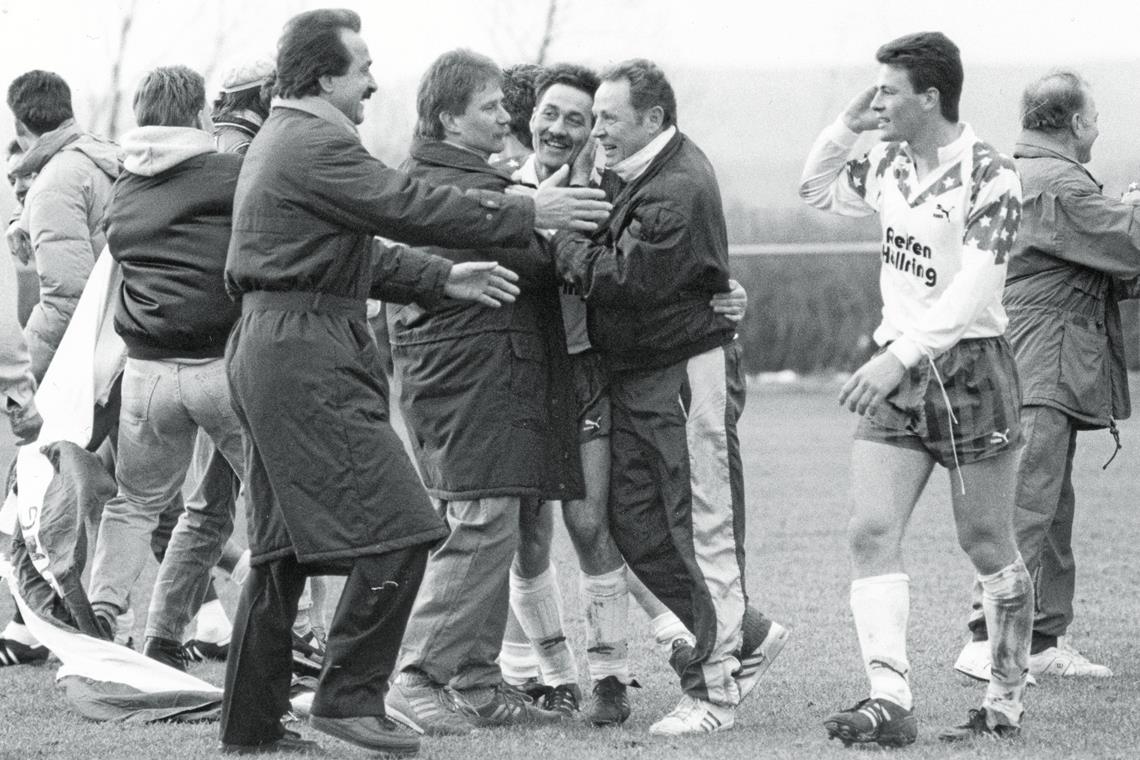 Trainer Helmut Loistl, Spielleiter Horst Liebentritt, Routinier Heinz Hahn, Vorstandsmitglied Heinz Runge und Youngster Tobias Ruoff (von links) bejubeln den 1:0-Sieg des FC Viktoria im Derby gegen die TSG. Mit dem Erfolg gegen den großen Nachbarn hatte der FCV die jahrzehntelang festgezurrten Machtverhältnisse im Backnanger Fußball vor 3000 Zeugen im Karl-Euerle-Stadion zumindest kurz in Frage gestellt. Foto: M. Melchert