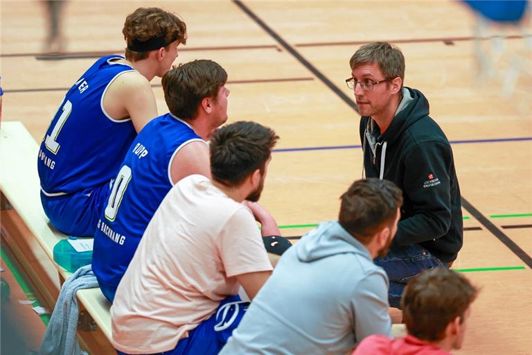 Trainer Jörg Blaetter schwört die TSG-Basketballer auf den Endspurt ein, der mit dem Aufstieg gekrönt werden könnte. Foto: A. Becher