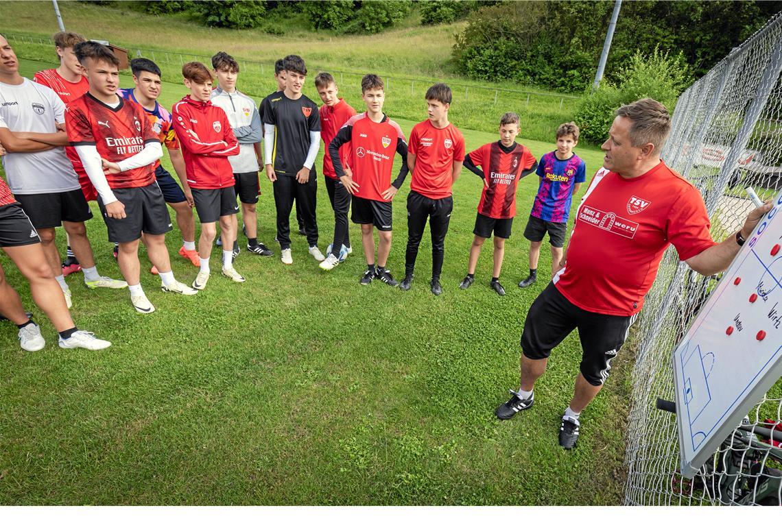 Trainer Jörg Pfannenschmidt und seine 14- und 15-jährigen Jungs favorisieren ein Stuttgarter Trio in der deutschen Anfangsformation. Foto: Alexander Becher