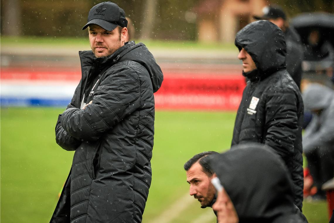 Trainer Mario Klotz (links) hat der TSG Backnang drei Tage vor dem Jahreswechsel überraschend den Rücken gekehrt. Die Sportliche Leitung um Oguzhan Biyik (Zweiter von links) bleibt ebenso wie Co-Trainer Isaak Avramidis im Regen stehend zurück. Foto: Alexander Becher