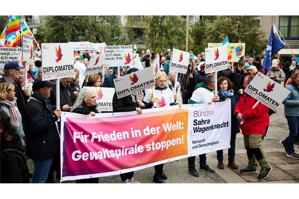 Transparente und Plakate: Bei der Großdemonstration in Berlin forderten viele Teilnehmer, auf Diplomatie und Verhandlungen zu setzen.