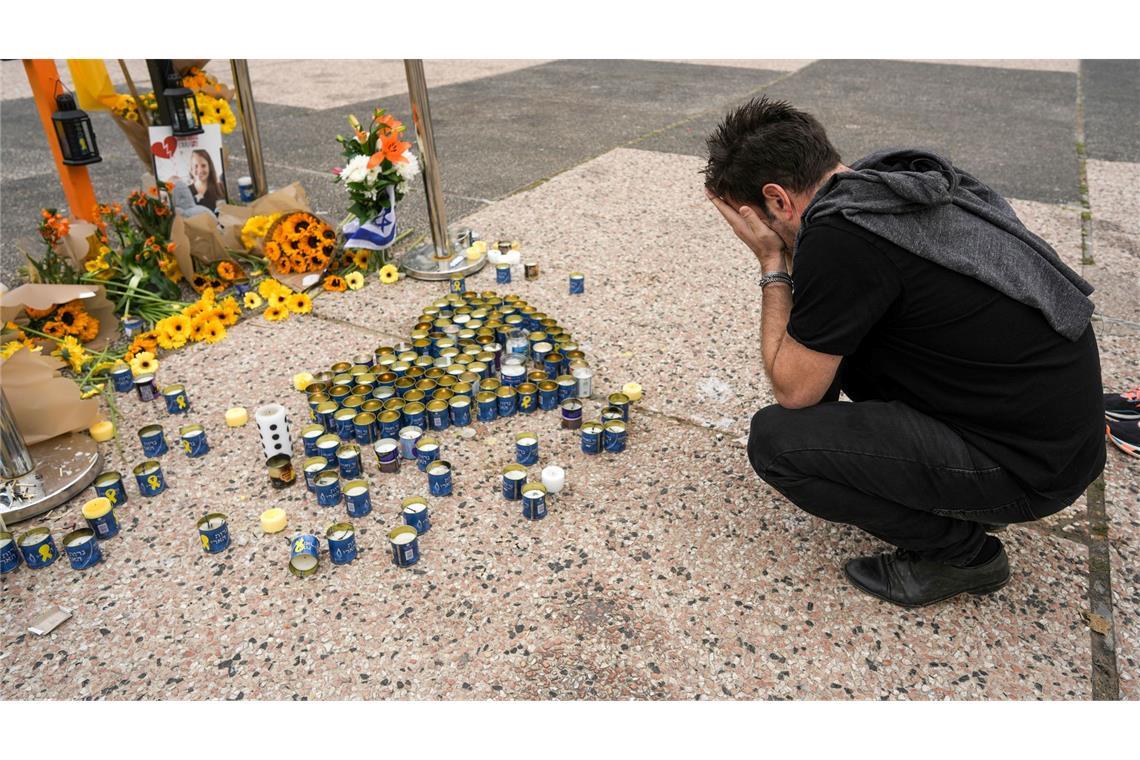 Trauer um tote Geiseln in Tel Aviv.