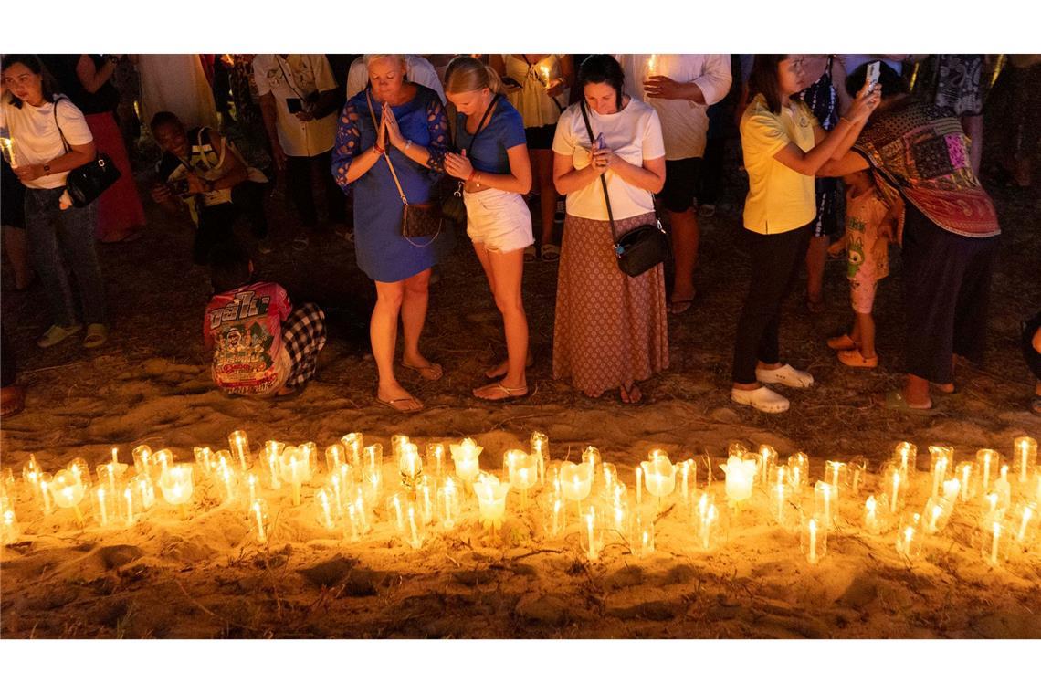 Trauer und Gedenken zum Jahrestag: Angehörige der Opfer des Tsunamis von 2004 im Indischen Ozean halten eine Mahnwache bei Kerzenlicht im Tsunami Memorial Park in Ban Nam Khem in Südthailand.