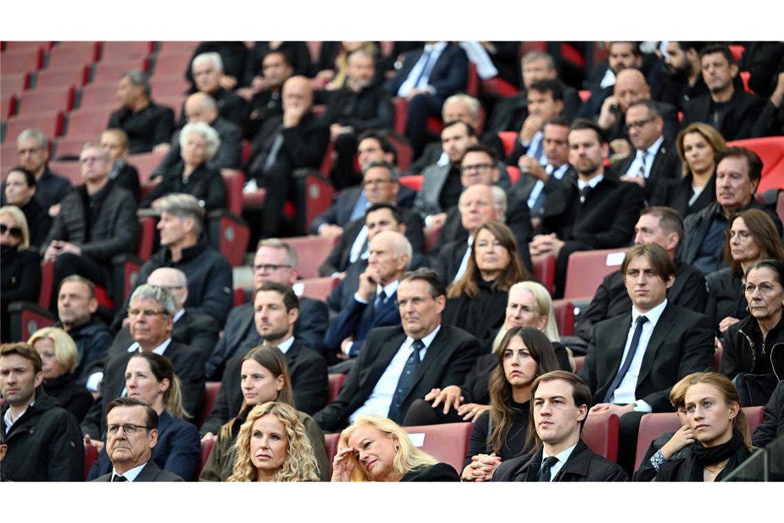 Trauergäste im Stadion des 1. FC Köln