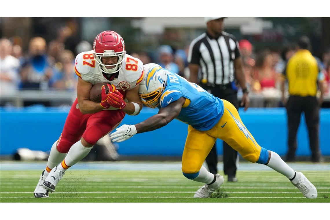 Travis Kelce (l) von den Kansas City Chiefs wird von Denzel Perryman von den Los Angeles Chargers gestoppt.