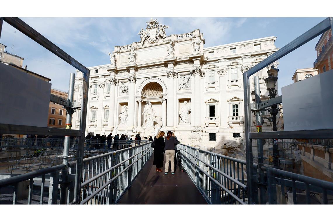 Trevi-Brunnen trockengelegt: Besucher erleben Roms Wahrzeichen aus nächster Nähe