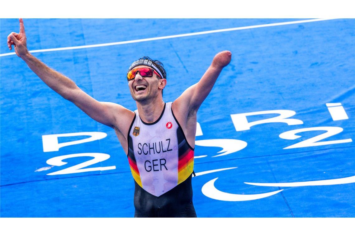 Triathlet Martin Schulz freut sich über Bronze.