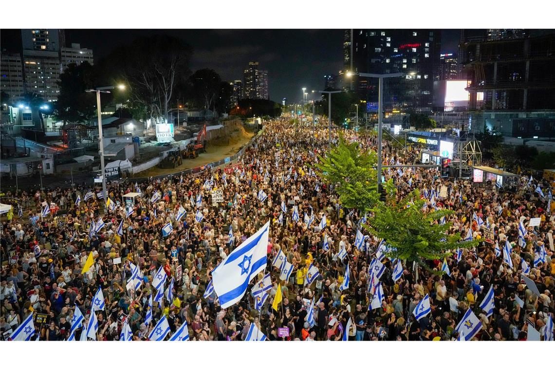 Trotz andauernder Massenproteste hält Israels Regierung an ihrem Kurs fest.