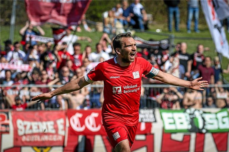 Trotz der großen Unterstützung der Reutlinger Fans waren es die TSG-Fußballer um Julian Geldner, die drei Tore bejubelten. Foto: A. Becher