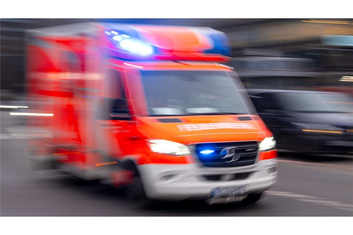 Trotz Reanimationsversuchen durch den Rettungsdienst erlag der 56-Jährige noch vor Ort seinen Verletzungen. (Symbolbild)