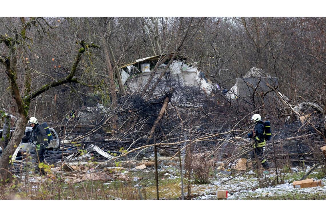 Trümmer des Frachtflugszeugs, das kurz vor dem Flughafen von Vilnius abstürzte.