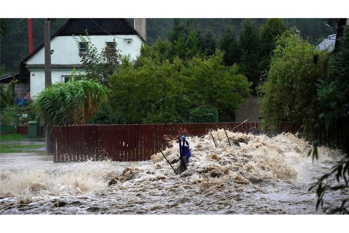 Trümmer sammeln sich am Fluss Opavice.