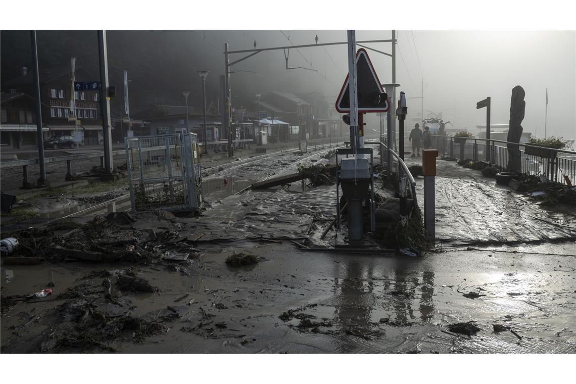 Trümmer und Schlamm am Bahnhof von Brienz. Auch die Gleise wurden durch das Unwetter beschädigt.