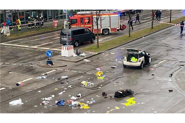 Trümmerteile und Kleidung liegen auf der Straße.