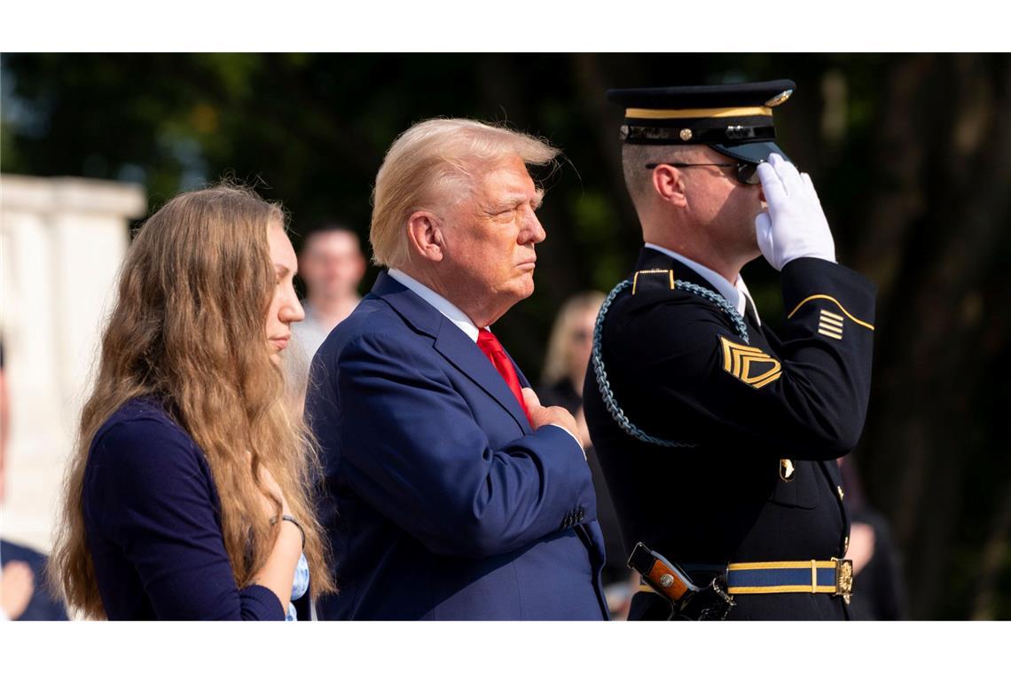 Trump ist zur Kranzniederlegung nach Arlington gekommen.