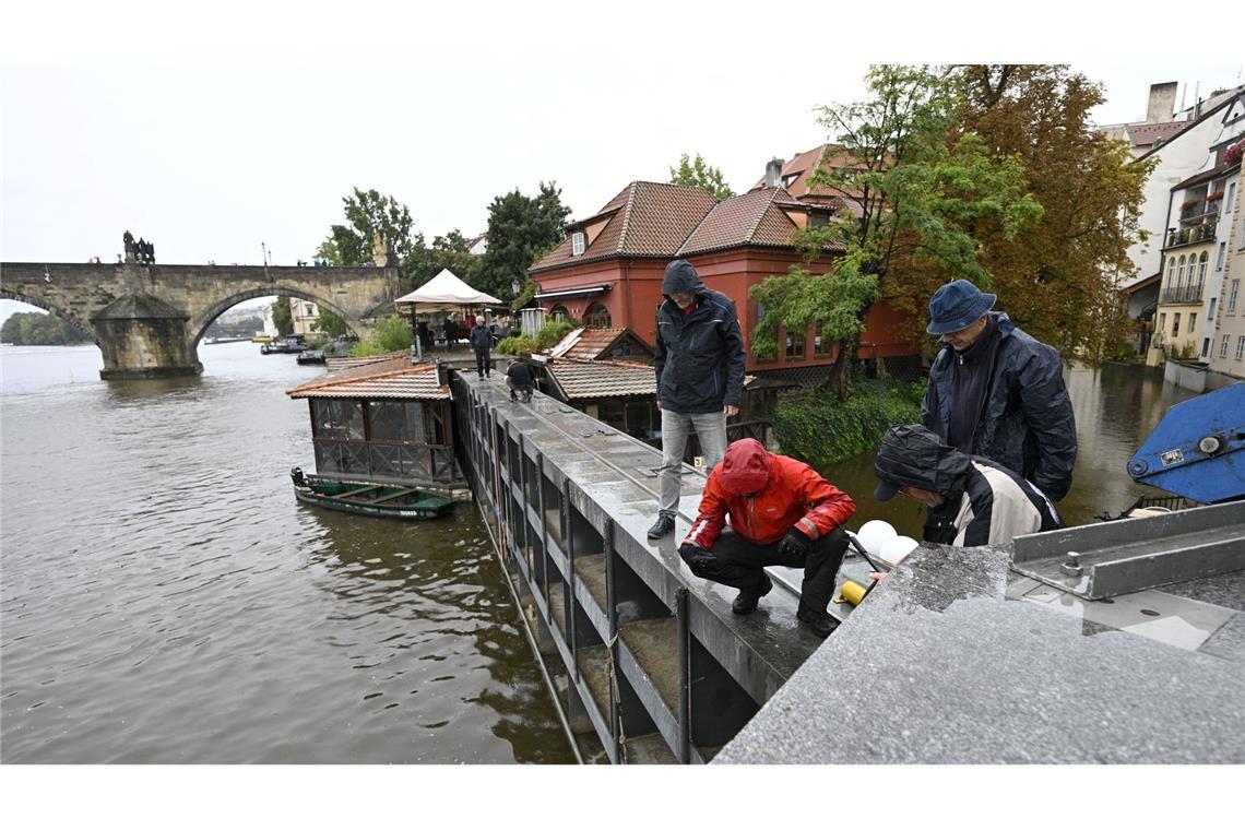 Tschechiens Hauptstadt Prag wappnet sich gegen ein drohendes Hochwasser.