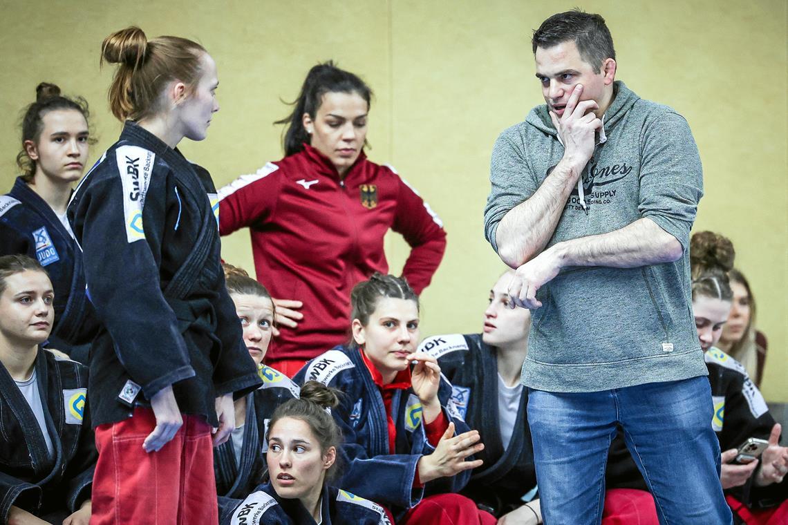 TSG-Trainer Jens Holderle überlegt sich zusammen mite Annika Würfel (links) eine passende Taktik für die morgigen Play-offs.  Foto: Alexander Becher