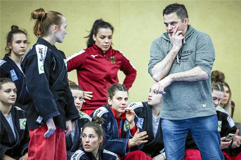 TSG-Trainer Jens Holderle überlegt sich zusammen mite Annika Würfel (links) eine passende Taktik für die morgigen Play-offs.  Foto: Alexander Becher