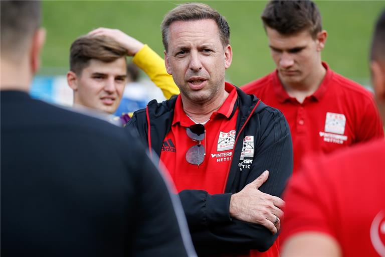 TSG-Vorstandsmitglied Marc Erdmann (Mitte) hoffte zu Recht, dass im Zwist um die Trainingswiederaufnahme des SGV Freiberg und der Stuttgarter Kickers am Ende doch noch die Vernunft siegt. Foto: A. Becher