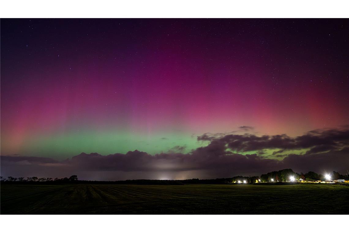 Über dem Norden Schleswig-Holsteins erstrahlten ebenfalls bunte Polarlichter. Die derzeitige Sonnenaktivität sorgt dafür, dass das Naturphänomen auch über Deutschland häufiger zu sehen ist.