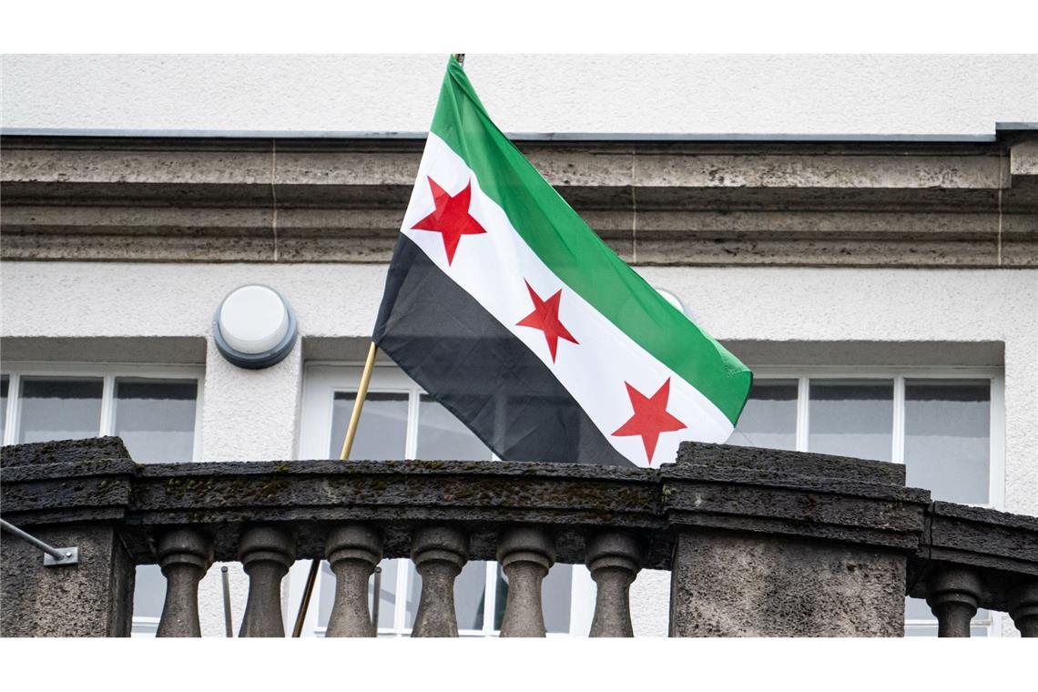 Über der syrischen Botschaft in Berlin weht jetzt die Flagge der Revolutionäre.