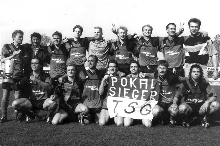 Überraschten den großen Favoriten SSV Reutlingen in dessen Stadion und feierten den ersten WFV-Pokalsieg der TSG-Geschichte: Udo Veith, Spielleiter Volker Hecht-Rost, Andreas Nickel, Andreas Ebert, Frank Welz, Markus Sailer, Jochen Bacher, Andreas Fried und Trainer Bob Augustyn (hinten von links) sowie Armin Scheiffele, Alexander Suckut, Axel Bohmwetsch, Roberto Sadler, Klaus Petz, Jürgen Stecher und Andreas Belz. Foto: B. Strohmaier