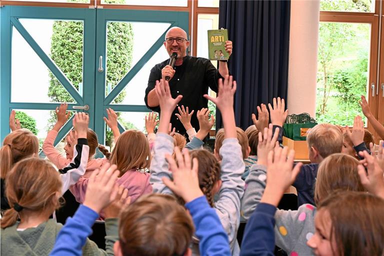 Überraschungsgast Autor Tobias Elsäßer bei seiner Lesung mit begeisterten jungen Zuhörerinnen und Zuhörern. Foto: Elisabeth Klaper