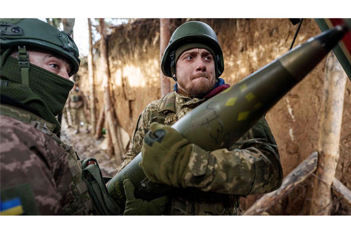 Ukrainische Soldaten der 26. Artilleriebrigade laden in der Region Donezk Munition in eine Panzerhaubitze.