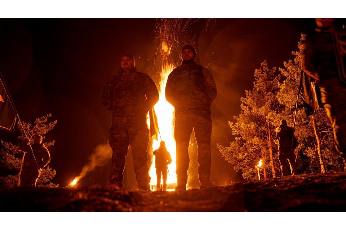 Ukrainische Soldaten gedenken zur Wintersonnenwende ihrer gefallenen Kameraden.