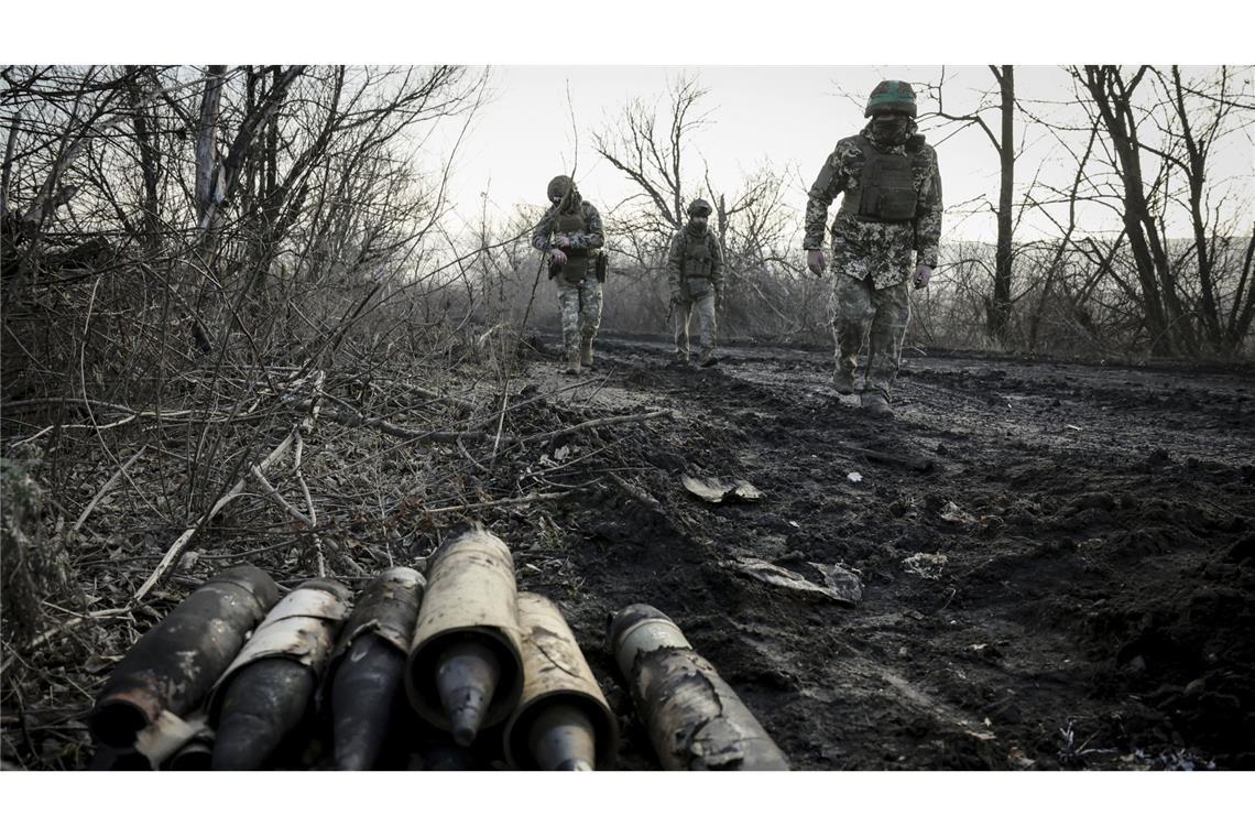 Ukrainische Soldaten sammeln beschädigte Munition auf der Straße an der Frontlinie in der Nähe der Stadt Chasiv Yar in der Region Donezk ein.