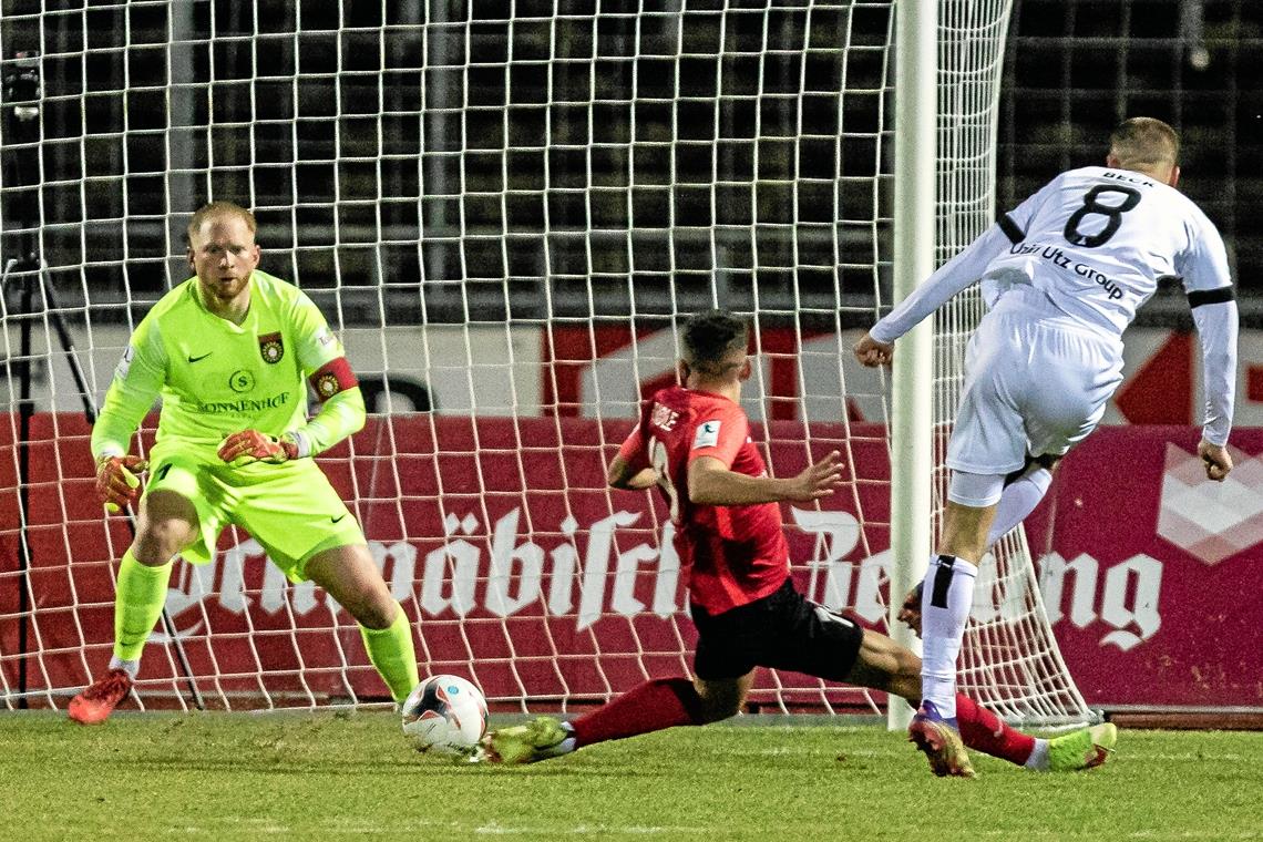 Ulms Angreifer um Adrian Beck versuchten viel, kamen gegen Aspachs Defensive um Torwart Maximilian Reule und Jonas Brändle aber eine Stunde lang nicht durch. Foto: Eibner