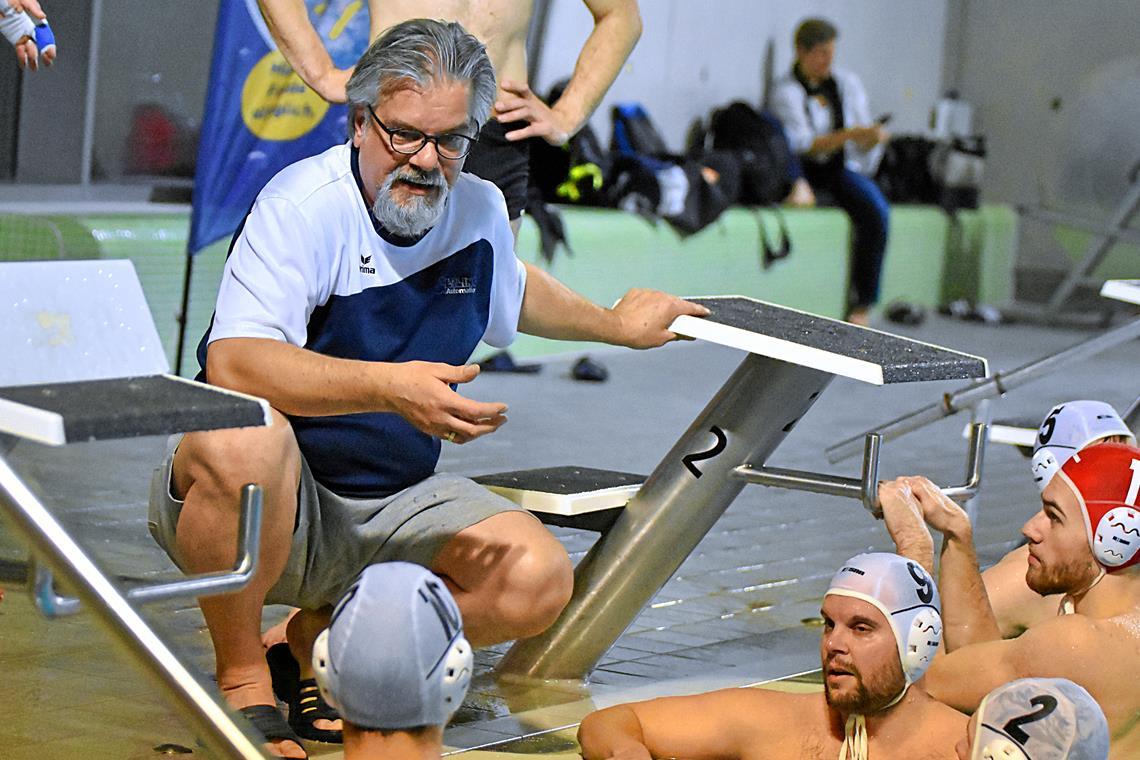 Ulrich Beuthner gibt bei Backnangs Wasserballern seit fünf Jahren die Kommandos. Foto: Tobias Sellmaier