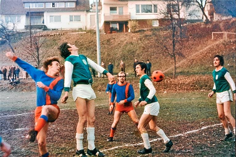 Ulrich Schuhmann (links) und Otto Stahl (mit Brille) spielten mit der SGOS im Herbst 1973 auf dem alten Sportplatz in Oppenweiler. Foto: privat