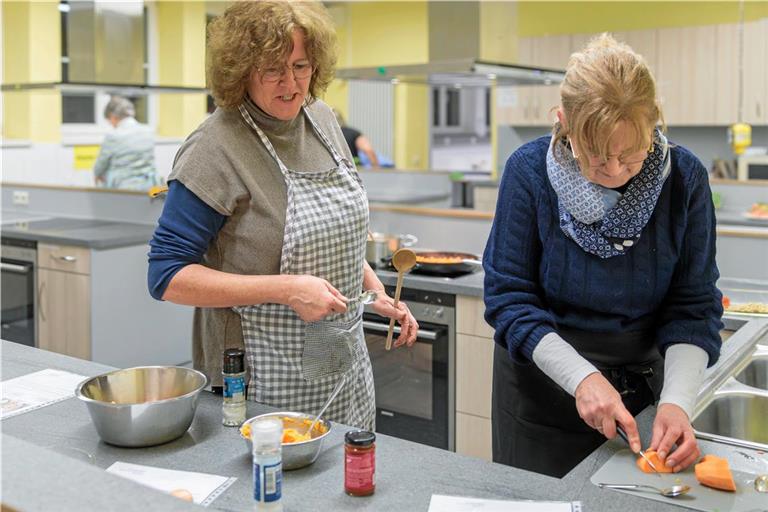 Ulrike Hübl (links) und Christel Vogt sind bei der Zubereitung der Speisen voll bei der Sache. Foto: Stefan Bossow