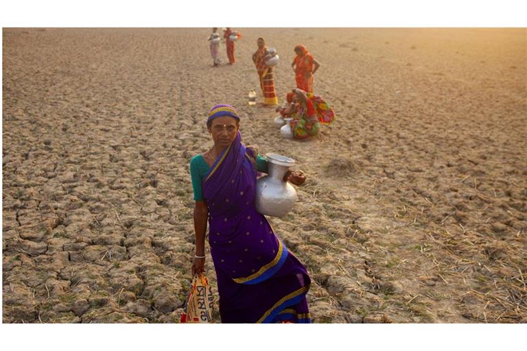 Um sauberes Trinkwasser für ihre Familien zu holen, müssen diese Frauen in Bangladesch kilometerweit durch ausgetrocknetes Ödland laufen.