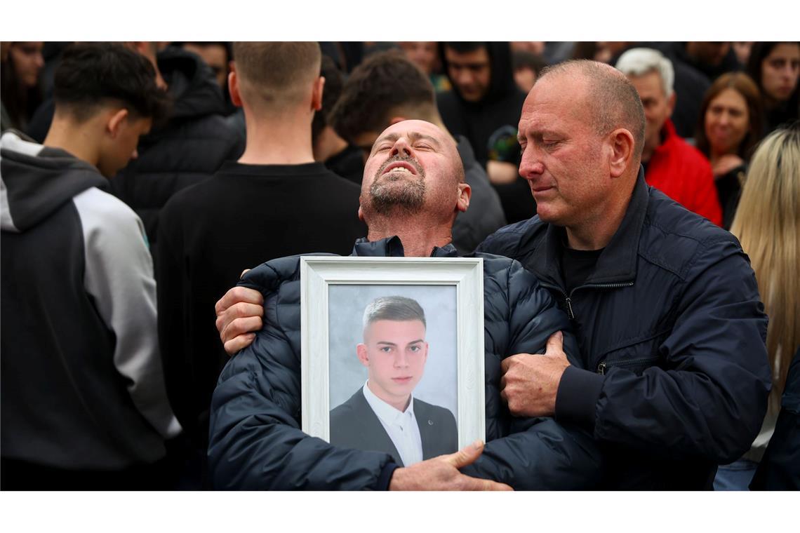 Unendliche Trauer: Dragi Stojanov weint bei einer Mahnwache und hält ein Foto seines Sohnes Tomche, eines der Opfer eines massiven Brandes in einem Nachtclub in Kocani.