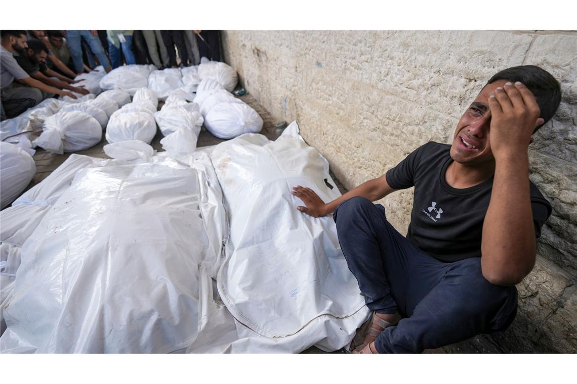 Unendliche Trauer - Ein Palästinenser weint im Al-Aqsa-Märtyrer-Krankenhaus bei der Beerdigung von mehr als 15 Menschen,  die bei einem israelischen Angriff getötet wurden,