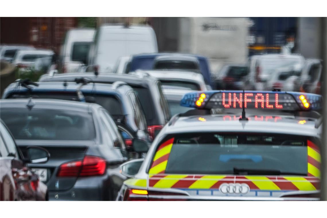 Unfall auf der Autobahn: Die Polizei sperrte nach einem Lkw-Unfall die A5 bei Rastatt teilweise (Symbolfoto).