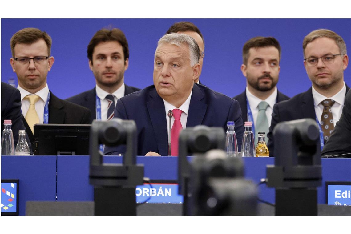 Ungarns Premier Viktor Orban (Mitte) gefällt sich als Gastgeber beim Gipfeltreffen der Europäischen Politischen Gemeinschaft  in Budapest.