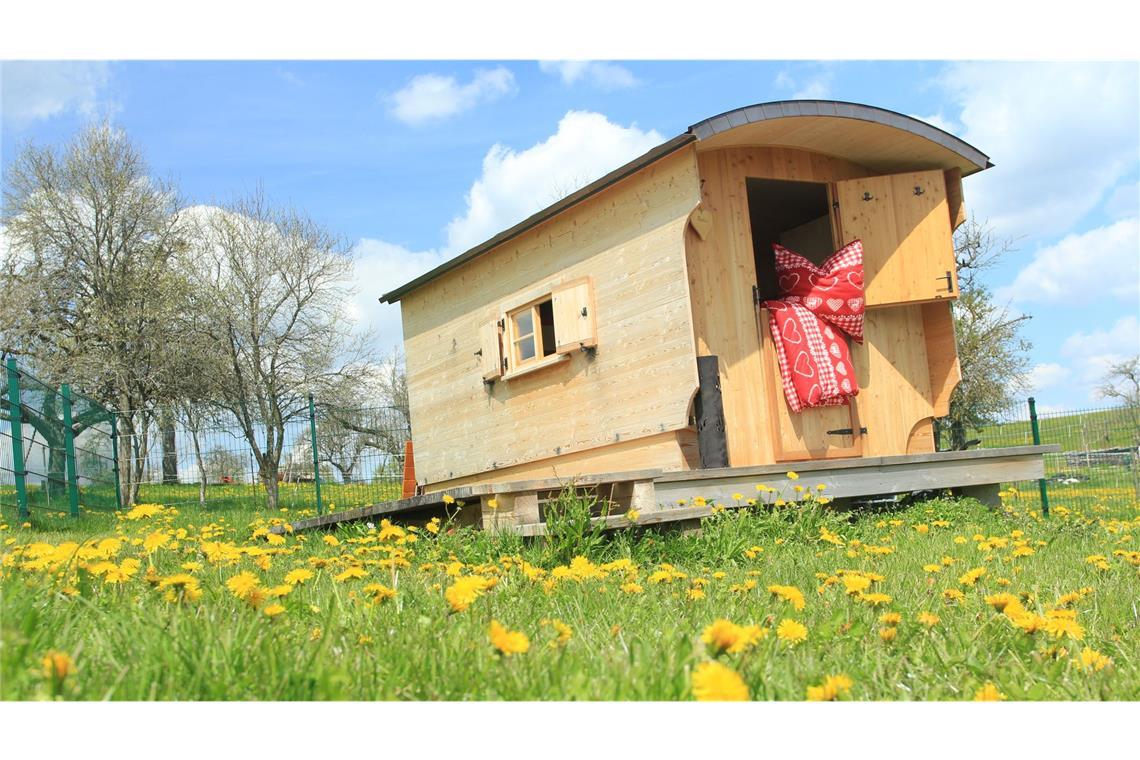 Ungewöhnliche Ferien in Baden-Württemberg. Im Bild ein Schäferwagen des Ferienhofs Hirschfeld.