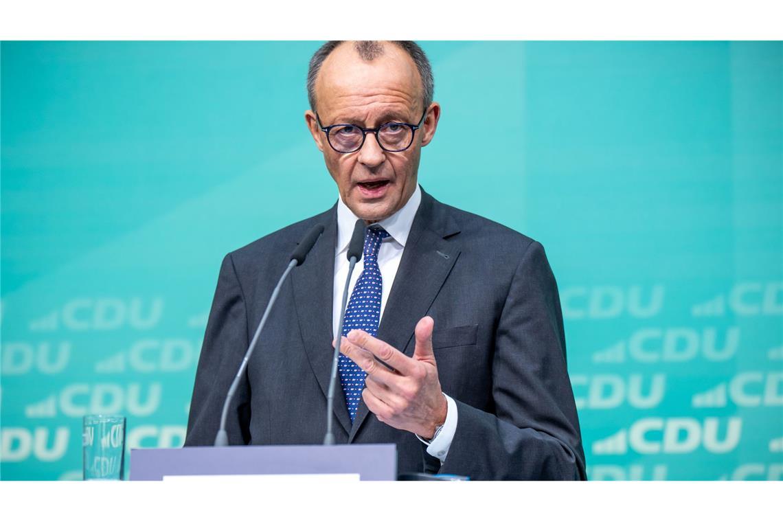 Unions-Kanzlerkandidat Friedrich Merz informiert die Öffentlichkeit, nachdem Spitzenvertreter der Europäischen Volkspartei in Berlin über ihre Schwerpunkte für 2025 beraten haben. Im Mittelpunkt standen Wirtschaft, illegale Migration und Sicherheit. Und der neue US-Präsident.