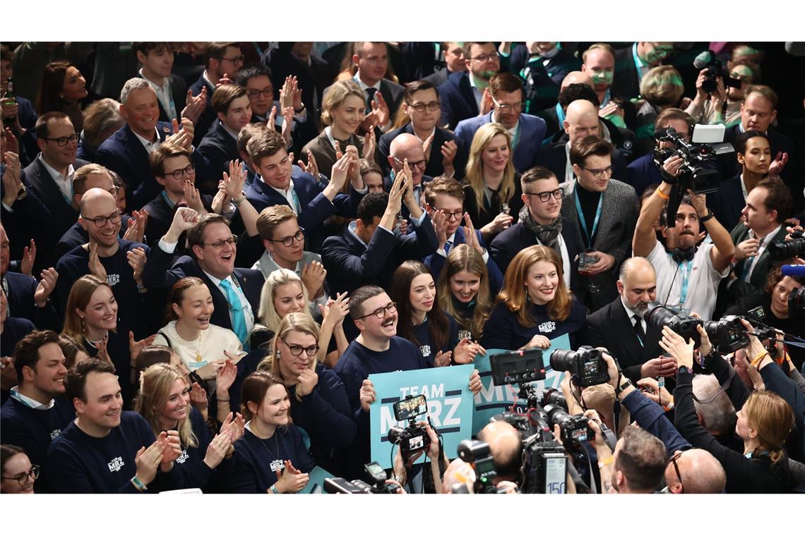 Unions-Mitglieder im Konrad-Adenauer-Haus bei der Bekanntgabe der ARD- und ZDF-Prognosen. Es war klar, dass CDU/CSU die Wahl gewonnen haben und mit einem deutlichen Regierungsauftrag aus der Bundestagswahl gehen werden.