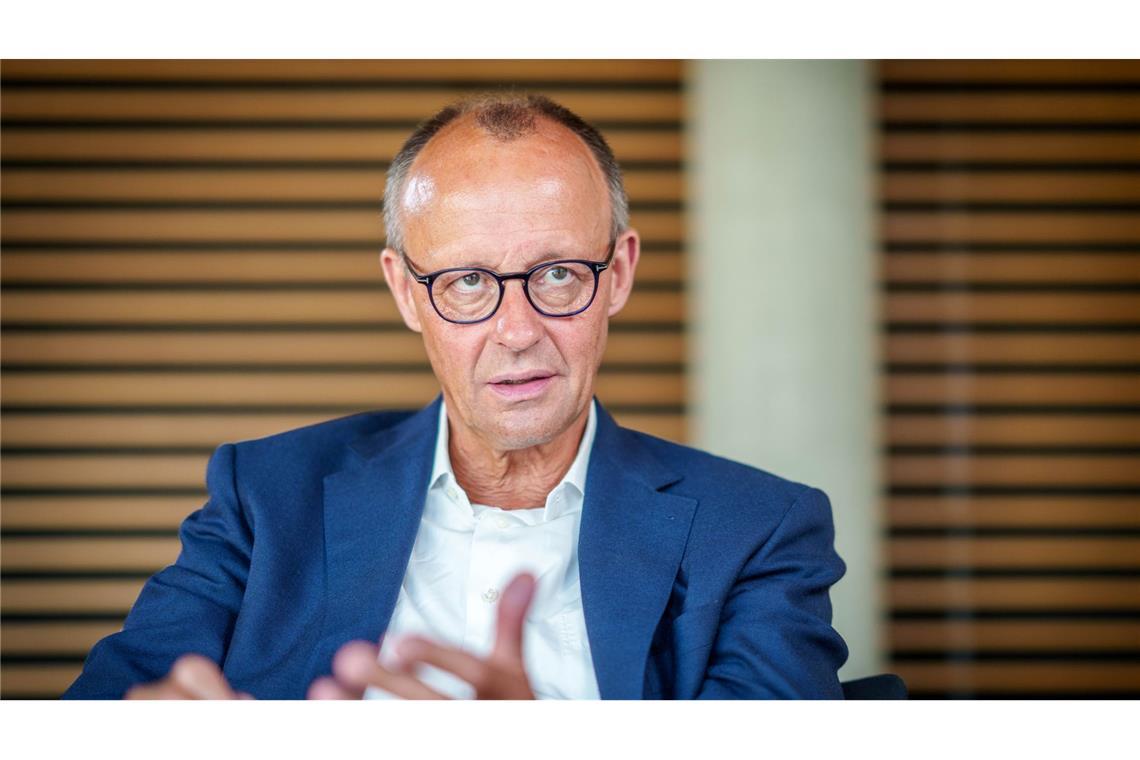 Unionsfraktionschef Friedrich Merz wirft Russland nach dem verheerenden Raketenangriff auf die zentralukrainische Stadt Poltawa in einem Interview der Deutschen Presse-Agentur Kriegsverbrechen vor.