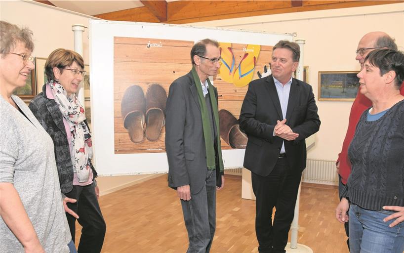 Unter dem Motto „Das neue Baden-Württemberg“ präsentierten die Grünen ausgewählte Erfolge von Manfred Luchas Ministerium fürs Land als kleine Plakatausstellung. Im Gespräch vor einer Stellwand (von links): Jutta Brasch, Leiterin der Stadtbücherei, Birgit Wolf, Leiterin der Volkshochschule und der Koordinationsstelle Bürgerschaftliches Engagement, Willi Halder, Manfred Lucha, Günter Schimpf und Sabine Burkhardt.  Foto: E. Klaper