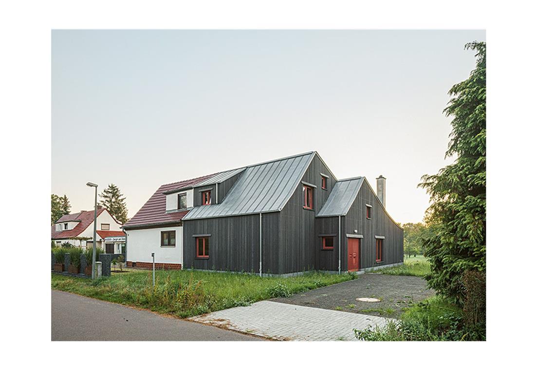 Unter den ausgewählten  Projekten sind  KO/OK Architekten mit   Sitz in Stuttgart und Leipzig. Dieses Haus, das es unter die besten 50 Einfamilienhäuser geschafft hat, steht in Leipzig.