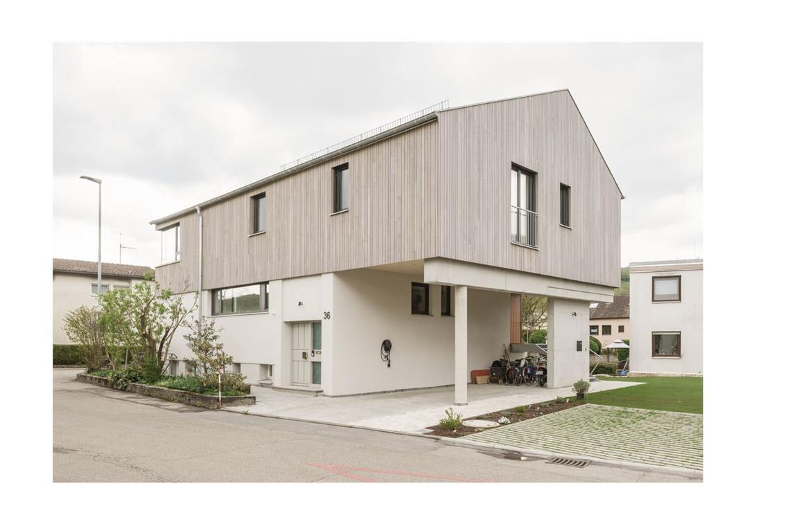 Unter den Büros aus Baden-Württemberg durchsetzen konnte sich das  junge Studio Ö aus Weinstadt mit dem Umbau und der Aufstockung eines Wohnhauses aus den 1960ern in Weinstadt. Aus einem Einfamilienhaus wurde ein Zuhause für zwei Familien.